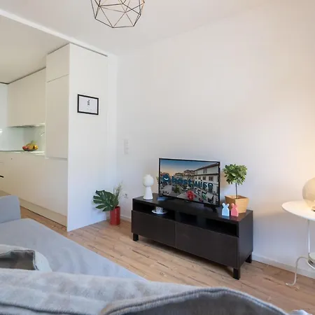 Host Wise - Charming Welcoming Flat - Centrally Located *