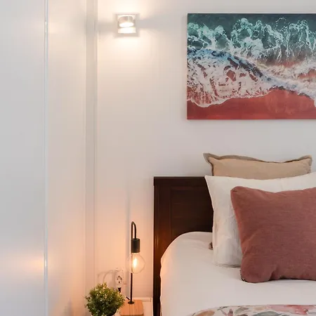 Host Wise - Charming Welcoming Flat - Centrally Located *