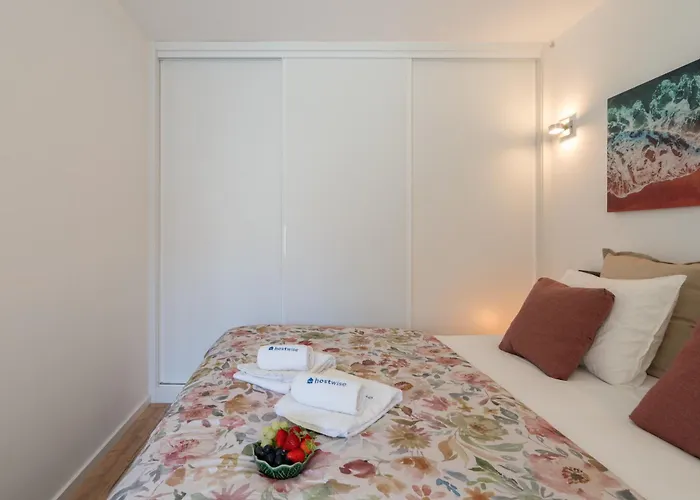 Host Wise - Charming Welcoming Flat - Centrally Located *