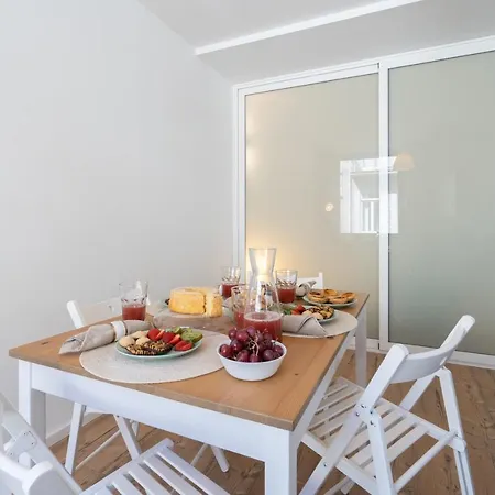 Host Wise - Charming Welcoming Flat - Centrally Located * Porto