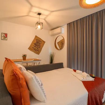 Host Wise - Charming Welcoming Flat - Centrally Located *