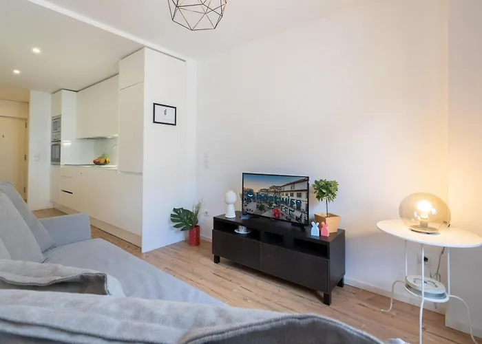 Host Wise - Charming Welcoming Flat - Centrally Located *