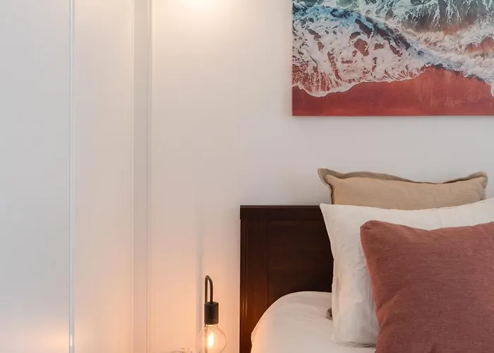 Host Wise - Charming Welcoming Flat - Centrally Located *