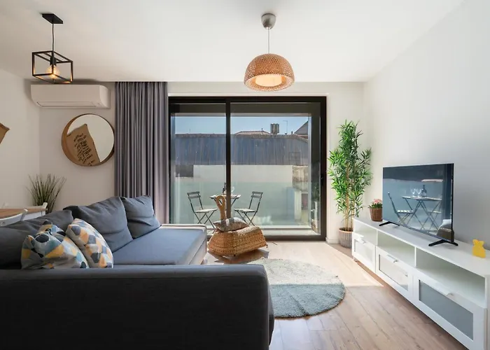 Host Wise - Charming Welcoming Flat - Centrally Located *